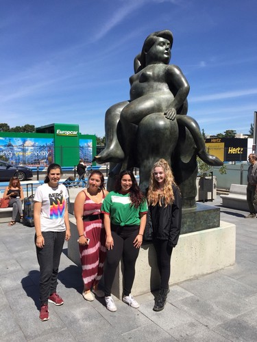Sara, Rebecca, Zoe y Alicia en el aeropuerto de Madrid