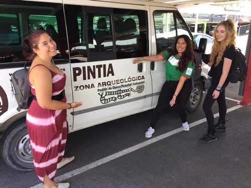 Sara, Rebecca, Zoe y Alicia en el aeropuerto de Madrid