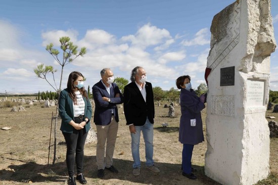 De izquierda a derecha: María Gema Gómez, vicepresidenta segunda de la Diputación de Valladolid; Antonio Largo, rector de la Universidad de Valladolid; Carlos Sanz, director del CEVFW; y Araceli Pereda, presidente de Hispania Nostra